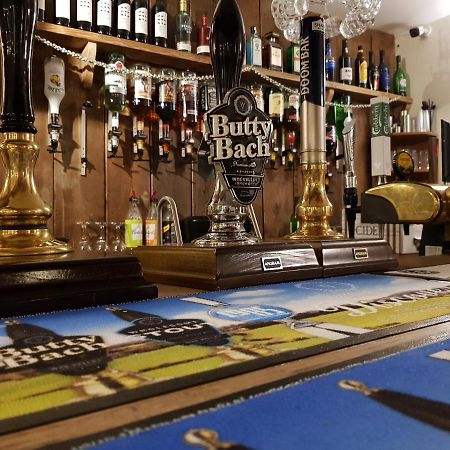 The Cock Hotel Bronllys Экстерьер фото