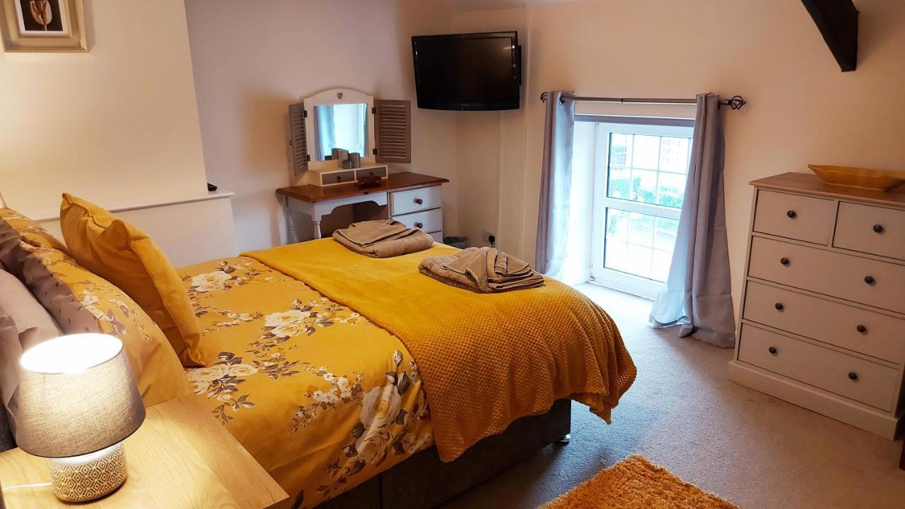 The Cock Hotel Bronllys Экстерьер фото